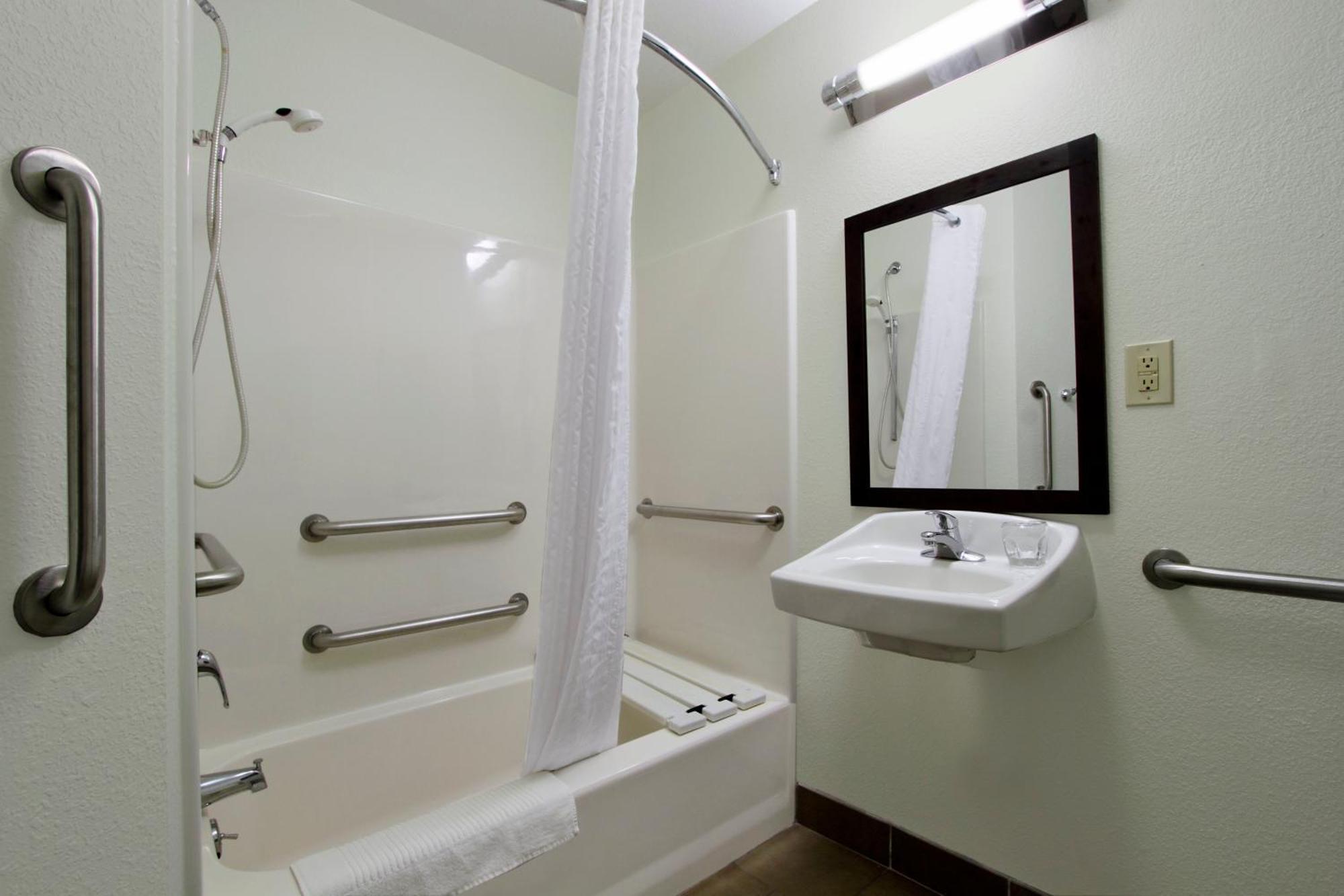 Queen Studio Suite - Mobility Access Tub/Non-Smoking