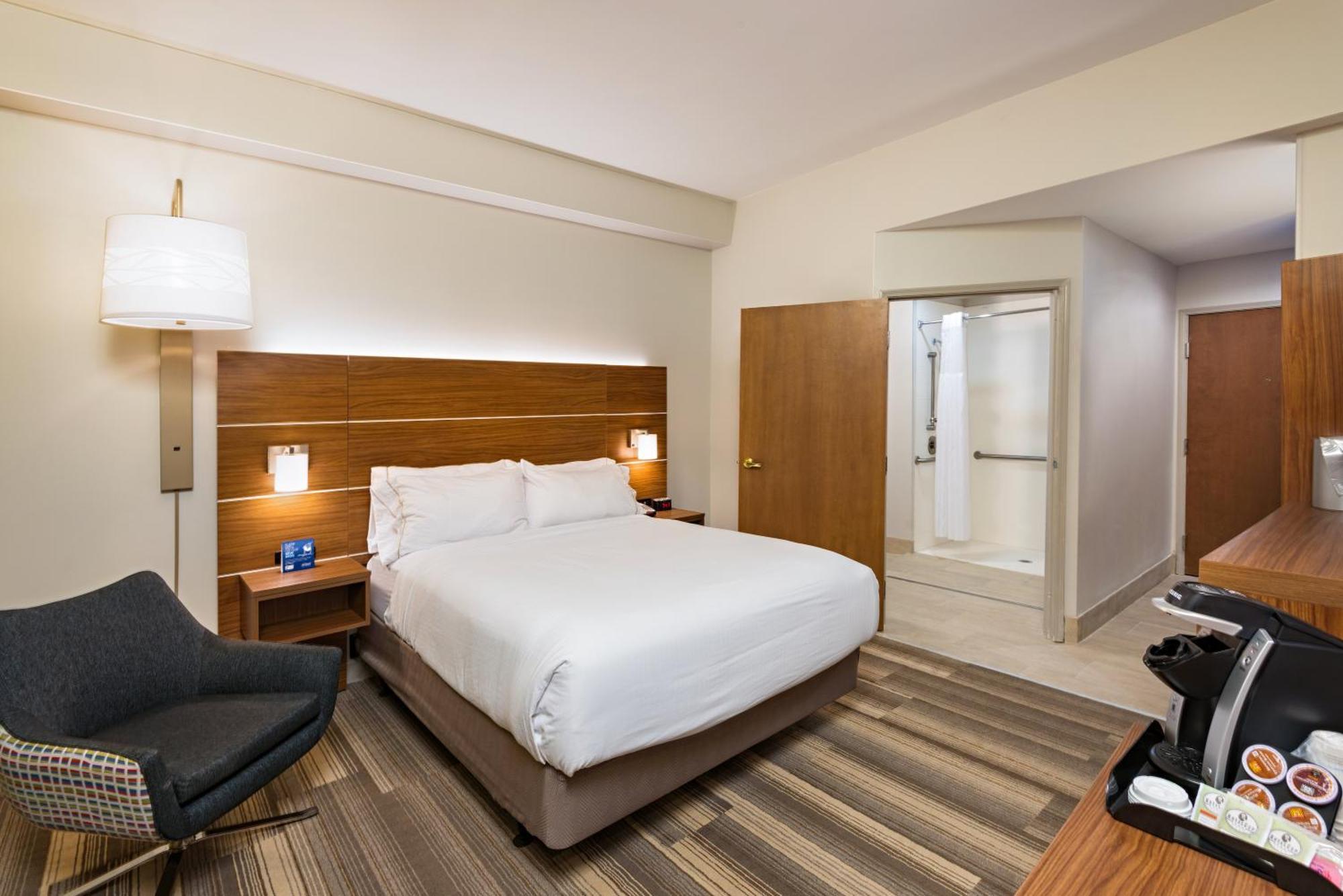 Standard Queen Room with Communications Accessible Roll-In Shower