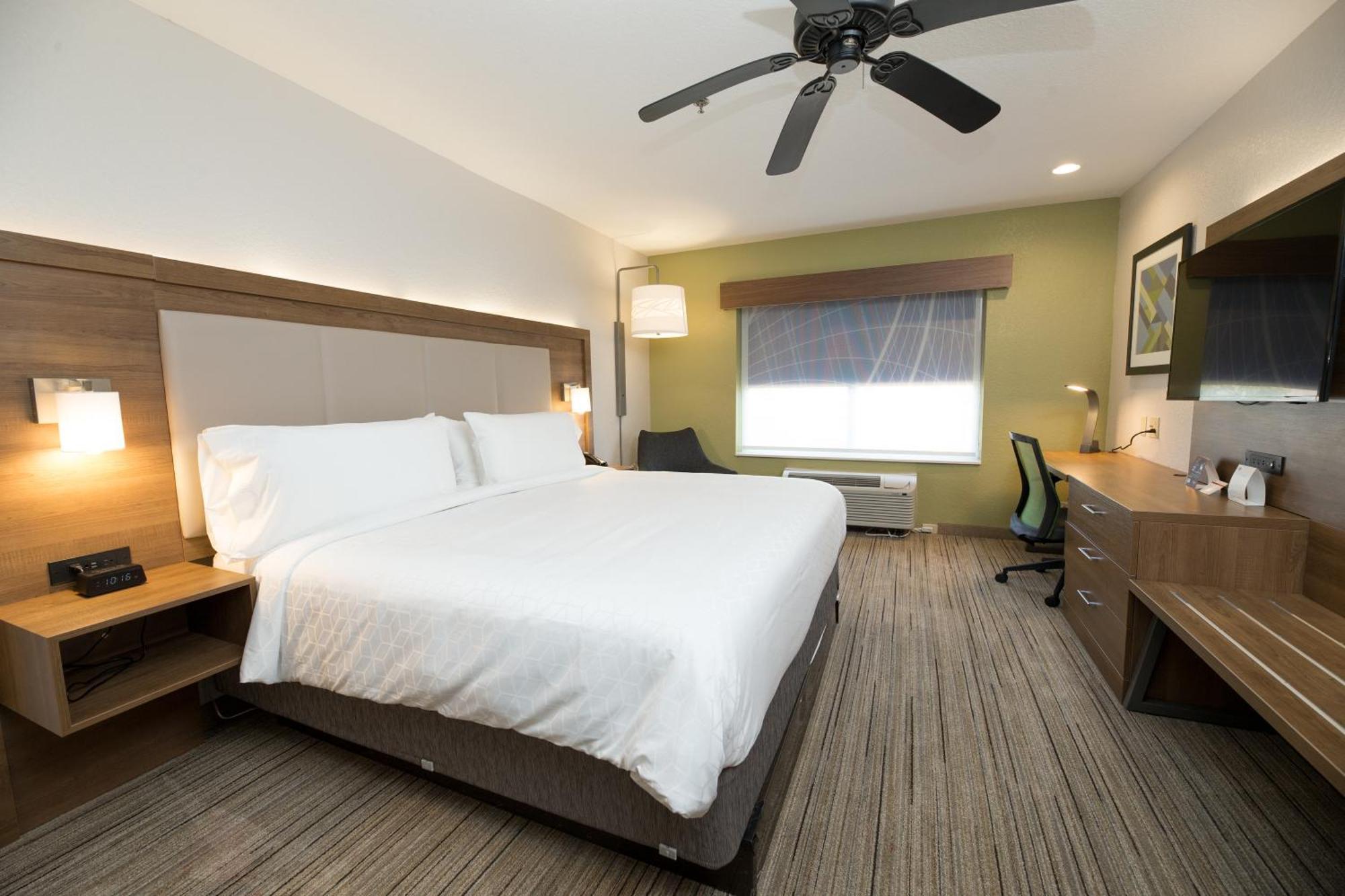 Standard King Room with Roll-In Shower - Mobility Access