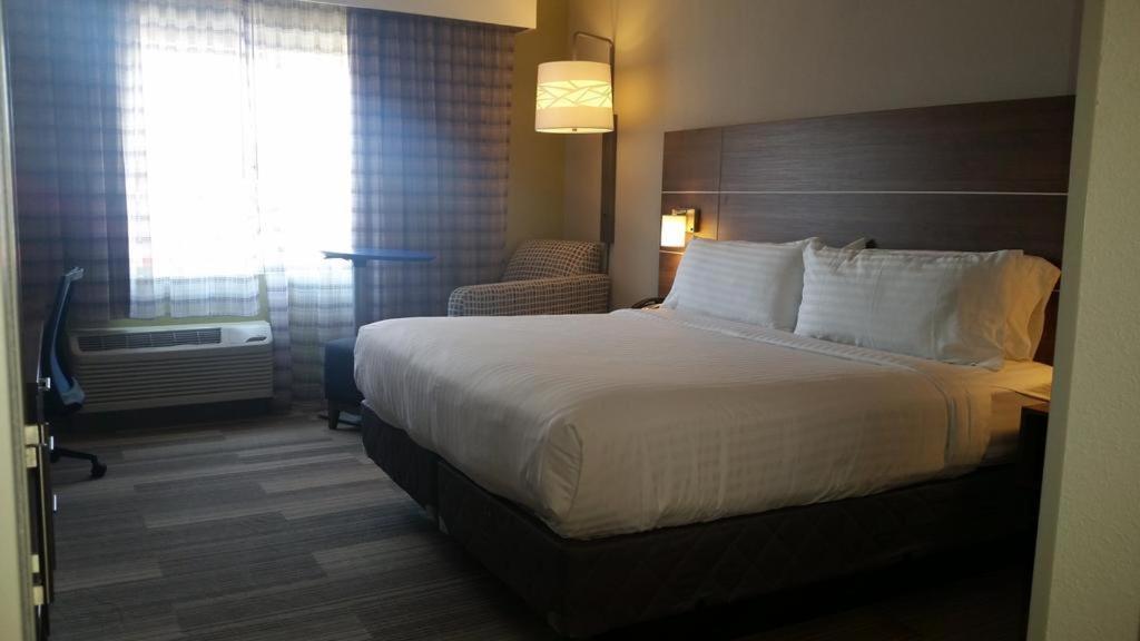 Standard King Room with Accessible Tub - Mobility Access