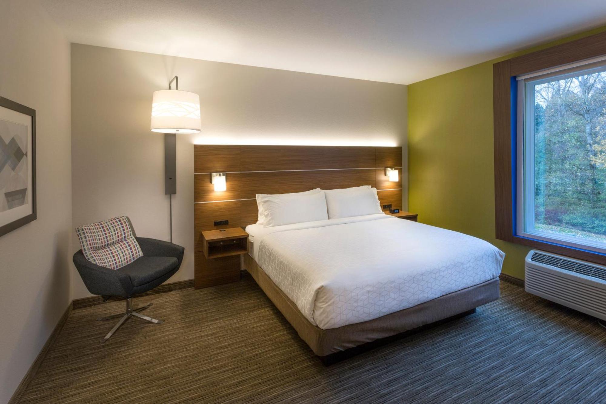 Studio Queen Room with Hearing Accessible Tub - Non-Smoking