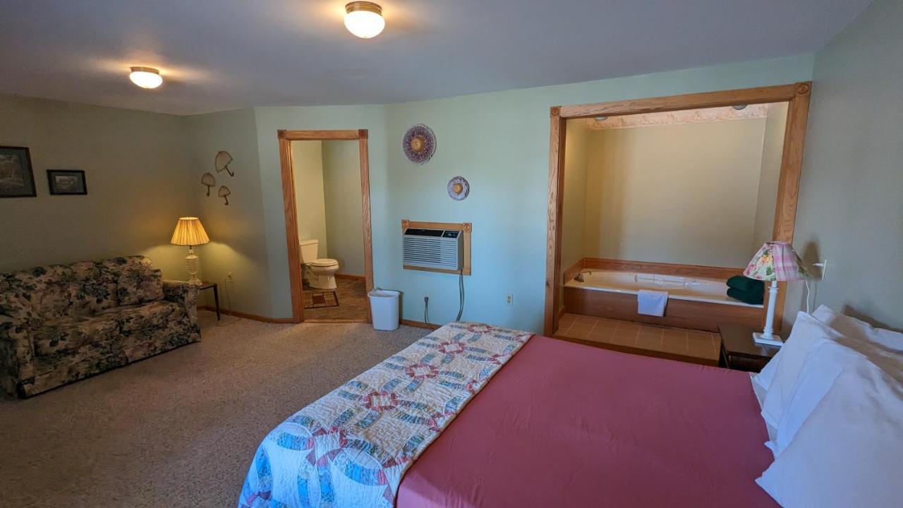 Deluxe Queen Suite