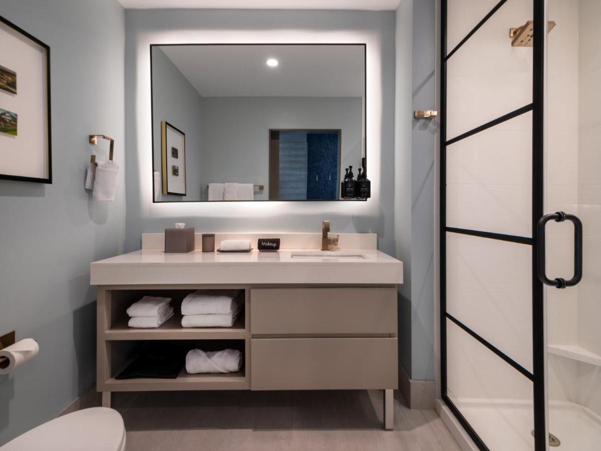 Premium Corner Two Queens Room with Bay View