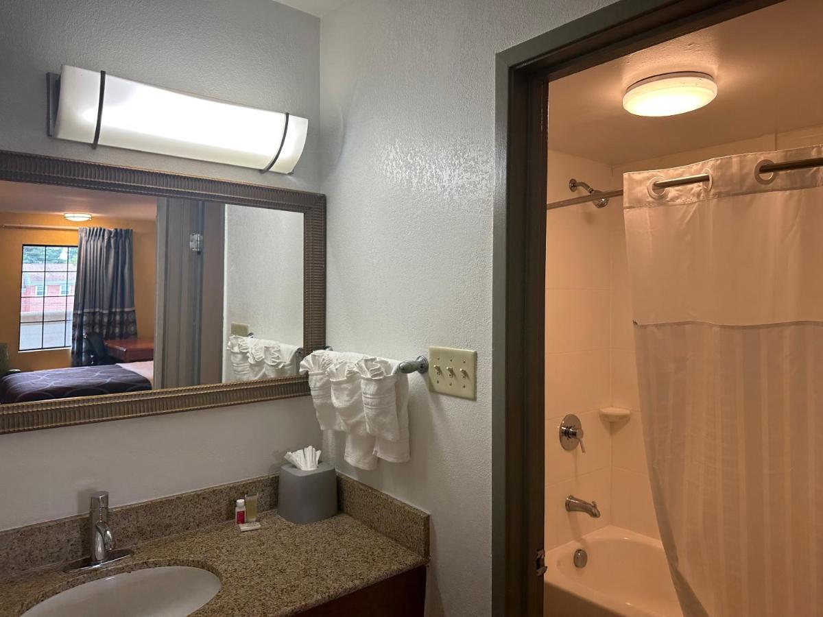 Deluxe King Room - Non-Smoking