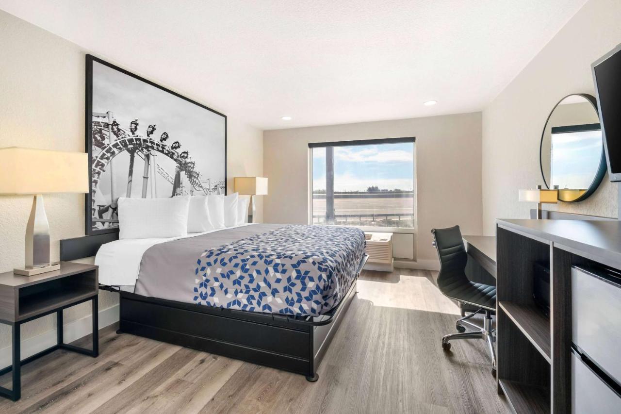 King Room with Bath Tub - Mobility Accessible/Non-Smoking