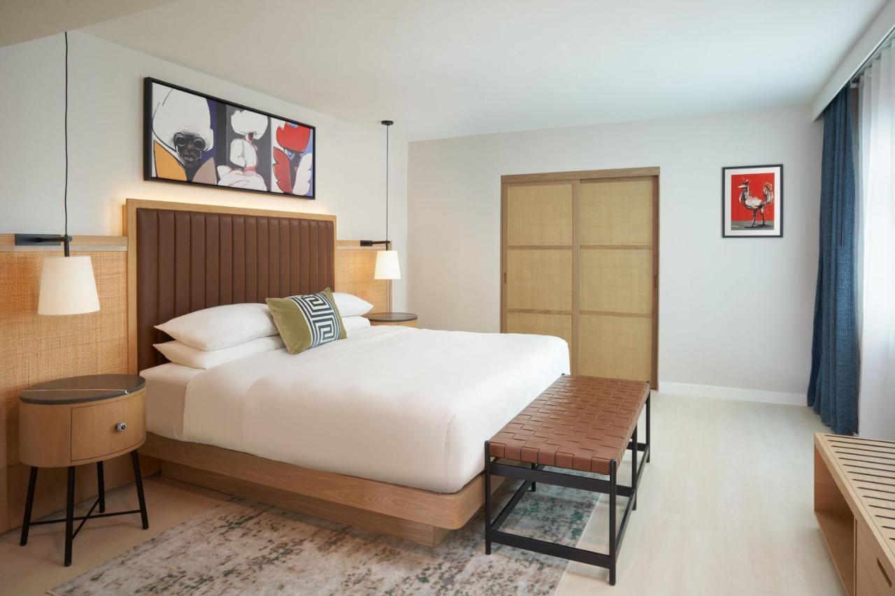One-Bedroom King Suite with Balcony and Bay View,1498867408:JPEG
