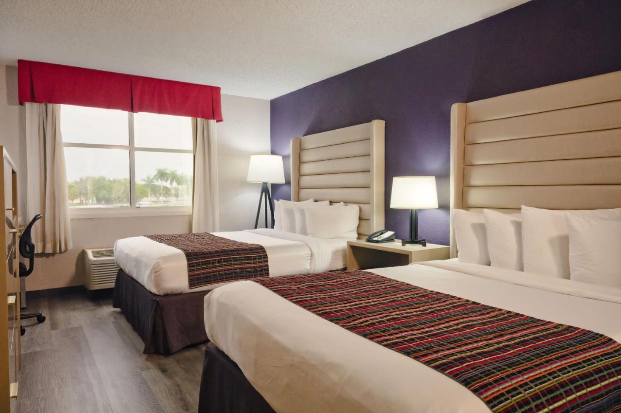 Queen Room with Two Queen Beds and Lake View - Non-Smoking,1498514053:JPEG