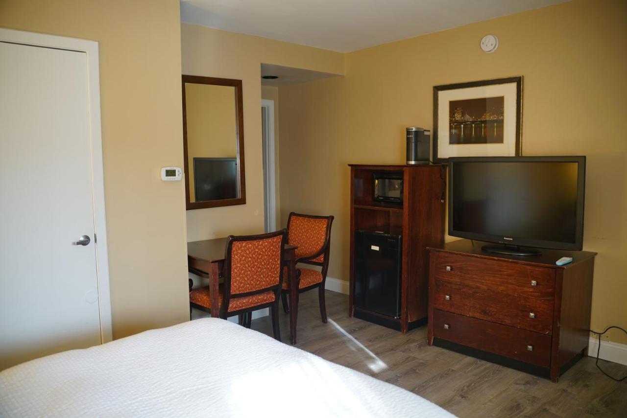Queen Room with Roll-in Shower,1566908888:JPEG