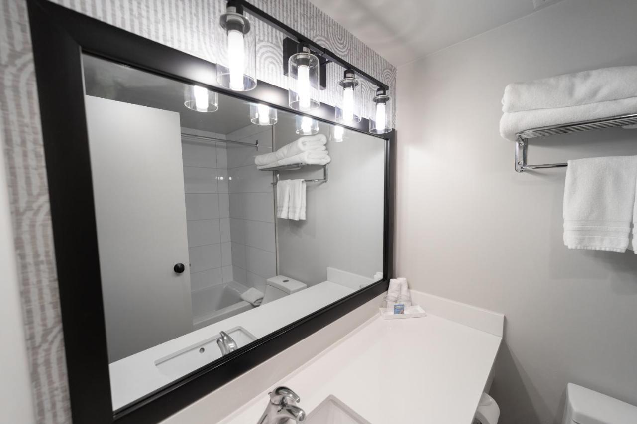 Deluxe Queen Room with Two Queen Beds