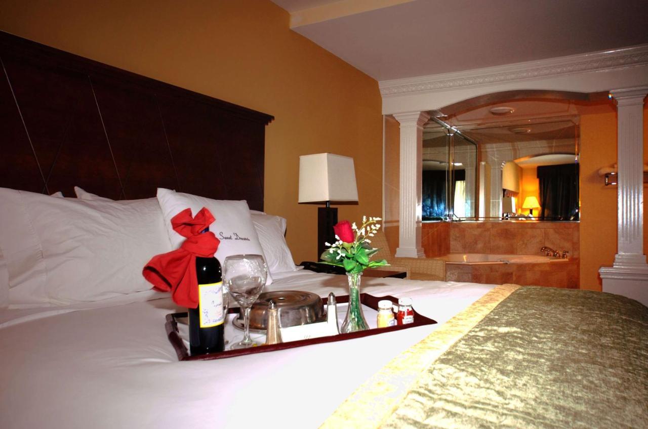 King Suite with Whirlpool - Non-Smoking