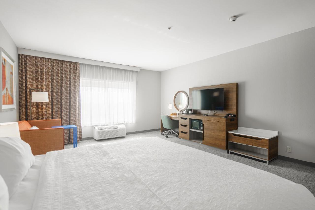 King Room with Sofa Bed and Study - Non-Smoking