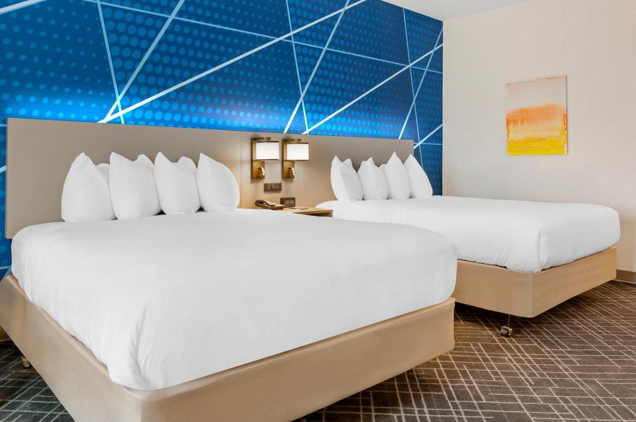 King Suite with King Bed and Two Queen Beds - Non Smoking,1498652350:JPEG