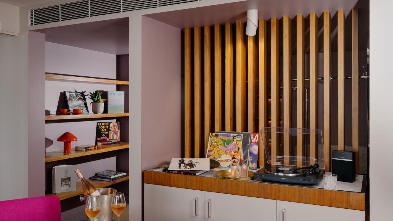 One-Bedroom Suite with Harbour View - High Floor
