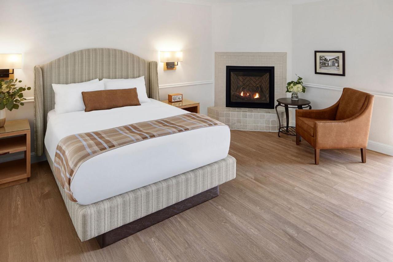 Deluxe Queen + Fireplace (ADA),1499297410:JPEG