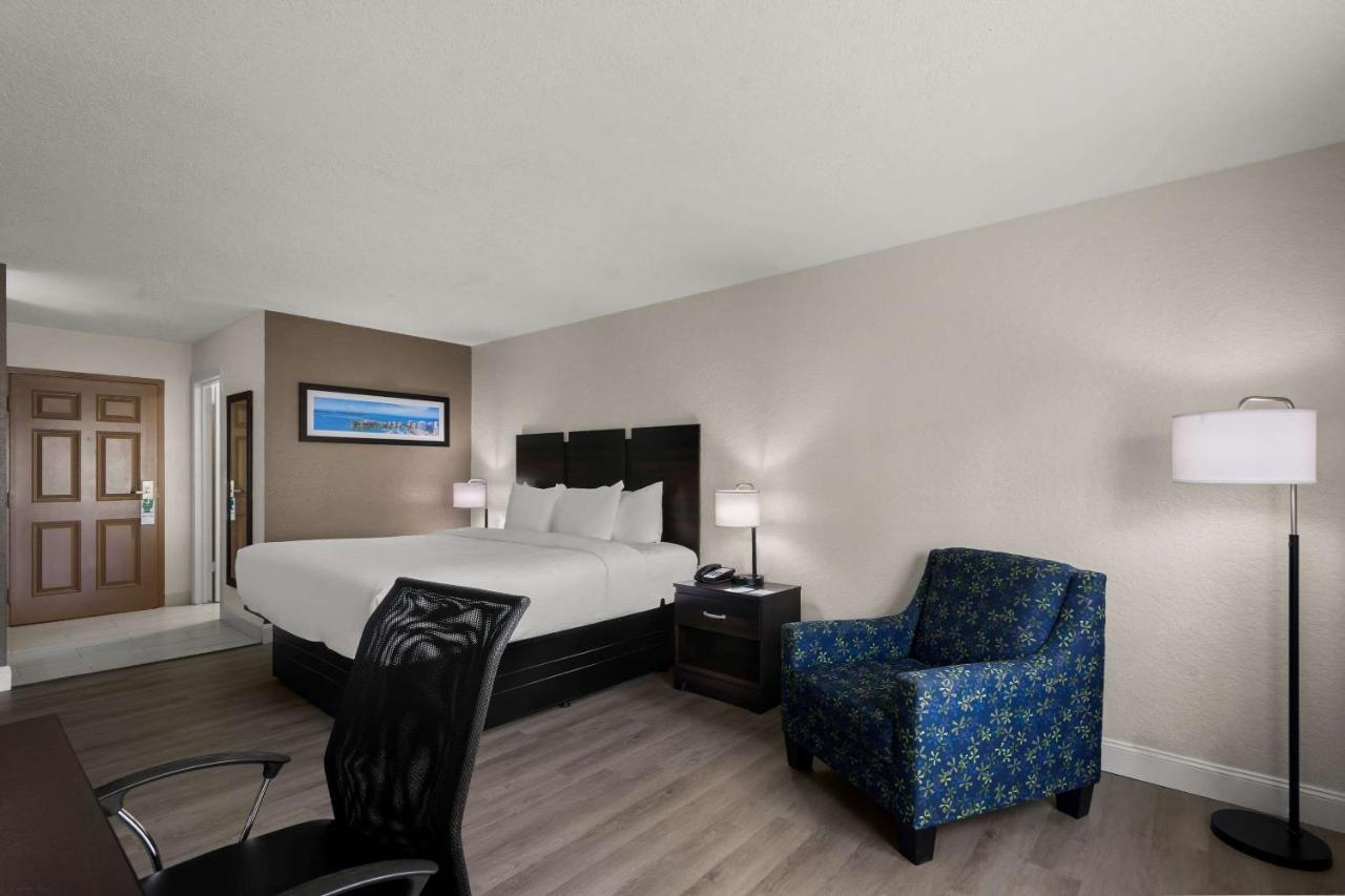 Standard King Room - Non-Smoking