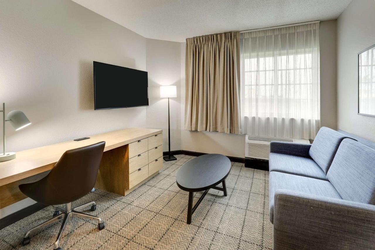 One-Bedroom Queen Suite with Bathtub - Mobility Accessible