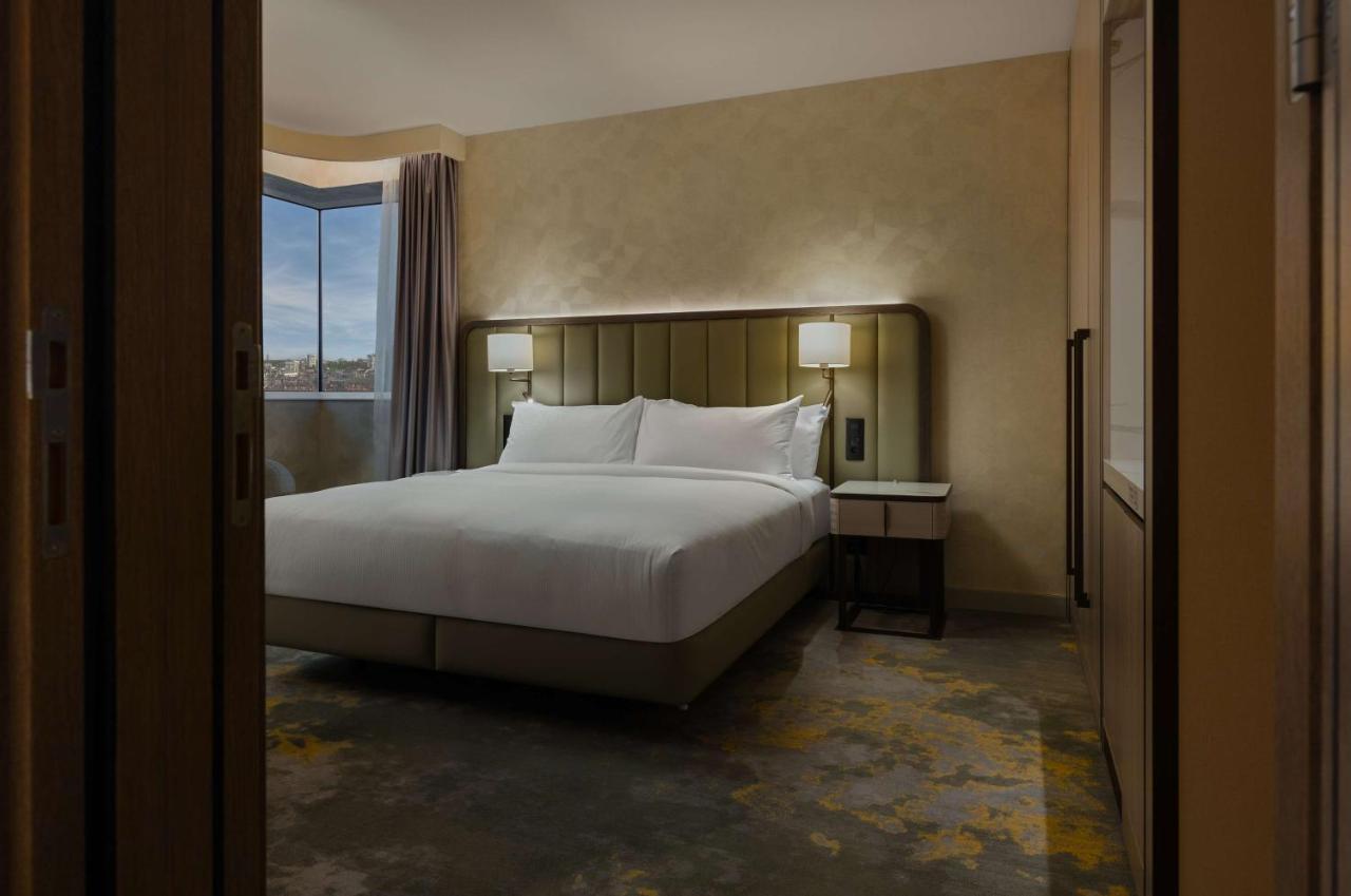 King Room with Roll-in Shower - Accessible