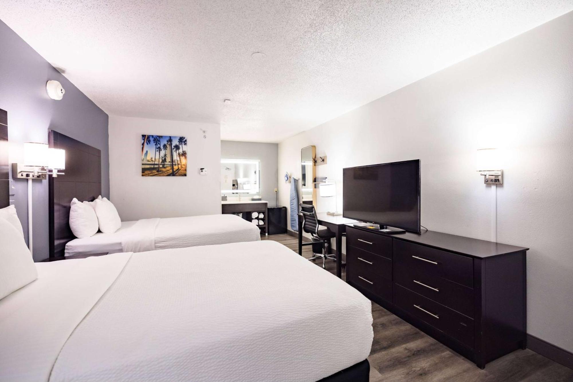 2 Queen Beds and 1 King Bed, Suite, Non-Smoking,1499603383:JPEG