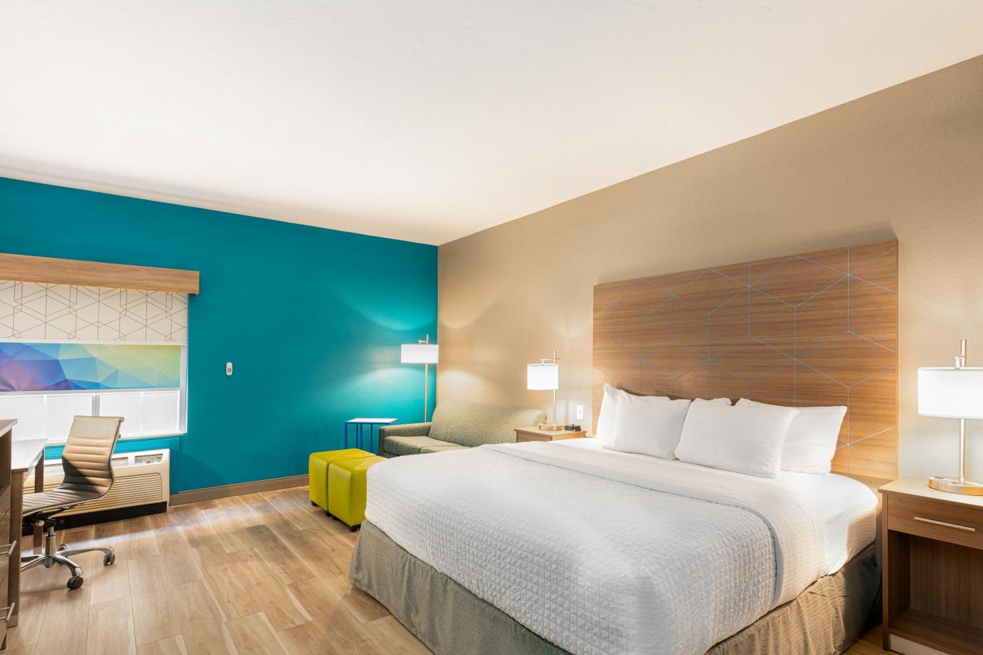 Deluxe King Room - Mobility Access/Non-Smoking