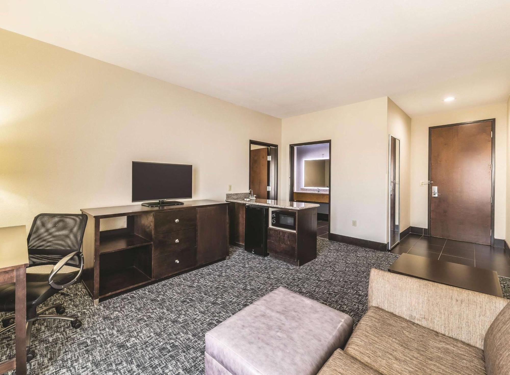 Deluxe Executive King Suite - Non-Smoking