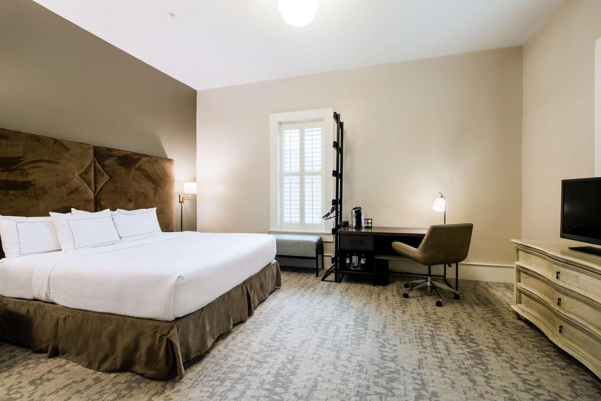 King Room with Roll-In Shower - Mobility Access