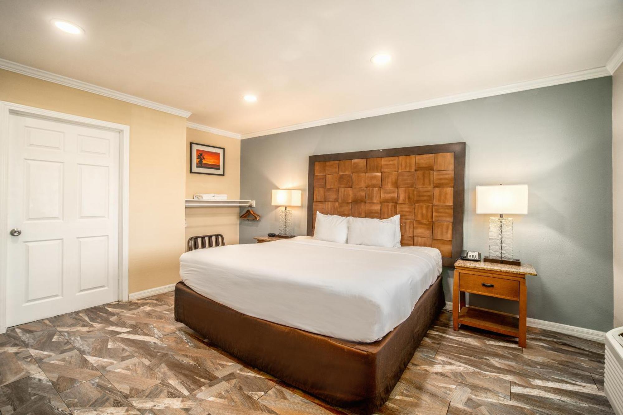Standard Room, 1 King Bed, Non Smoking
