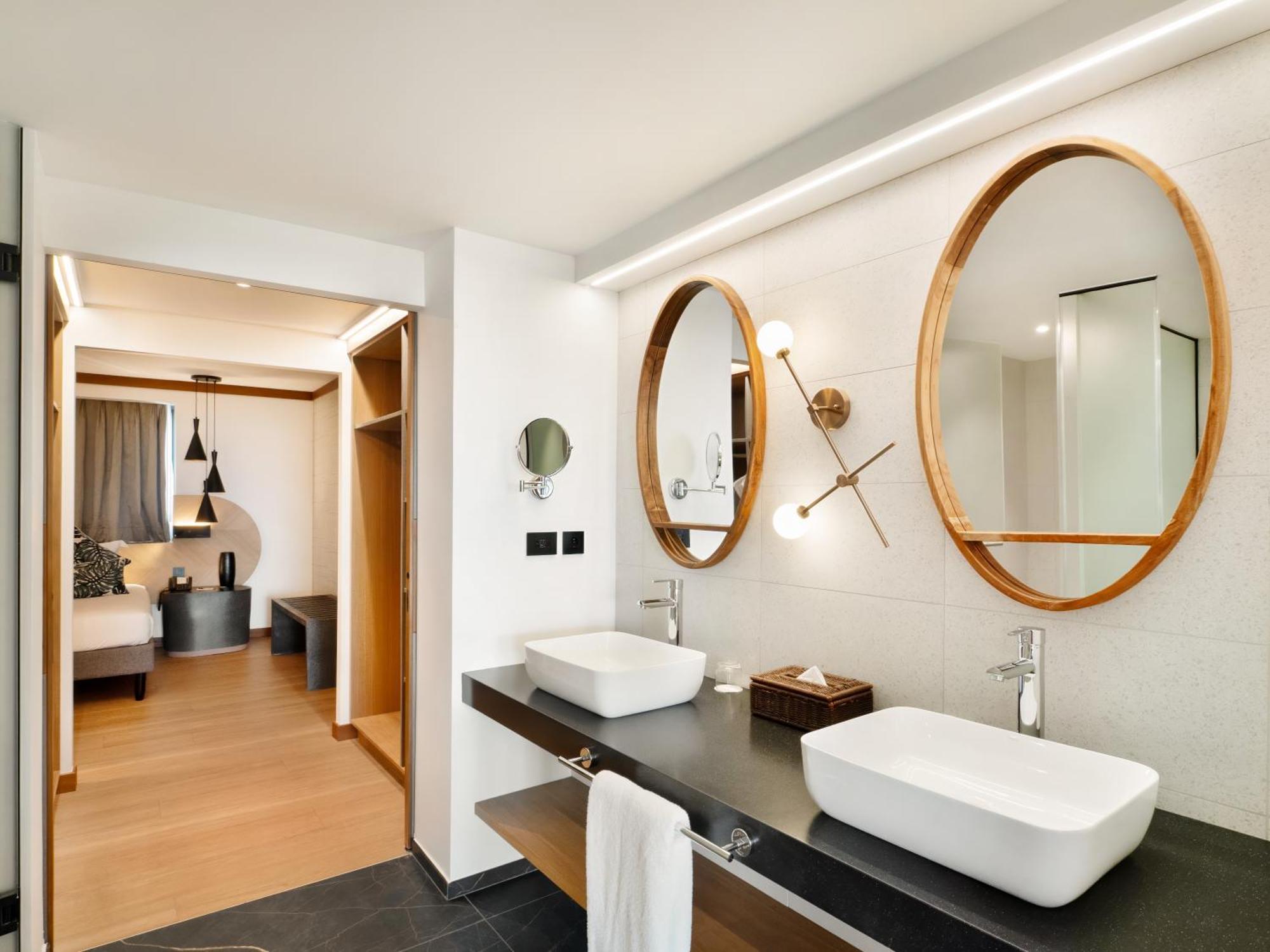 Ocean Front Royal 2 Bedroom Suite with Private pool and Kitchen