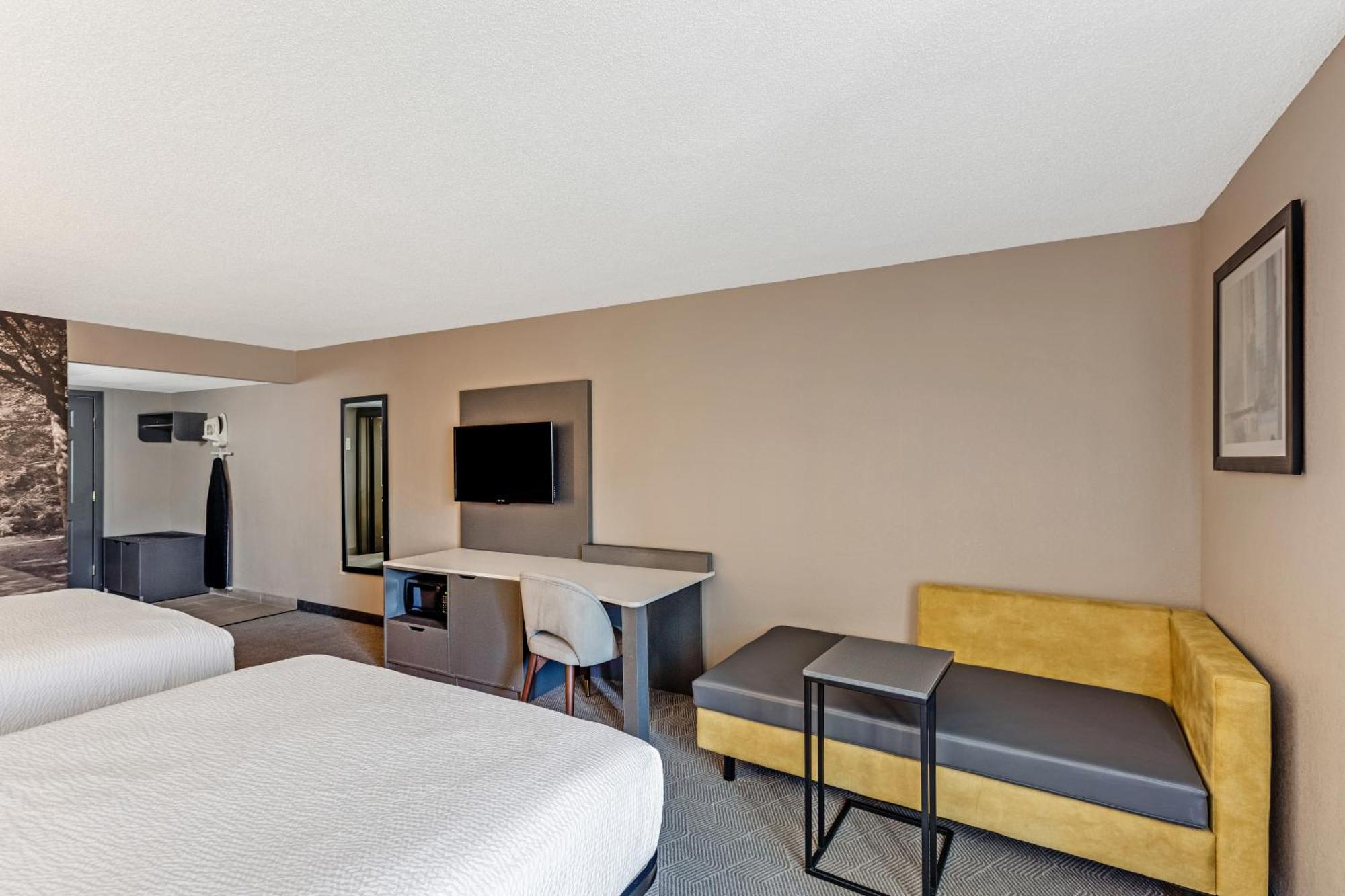 King Suite with Mountain View and Jetted Tub - Non-Smoking