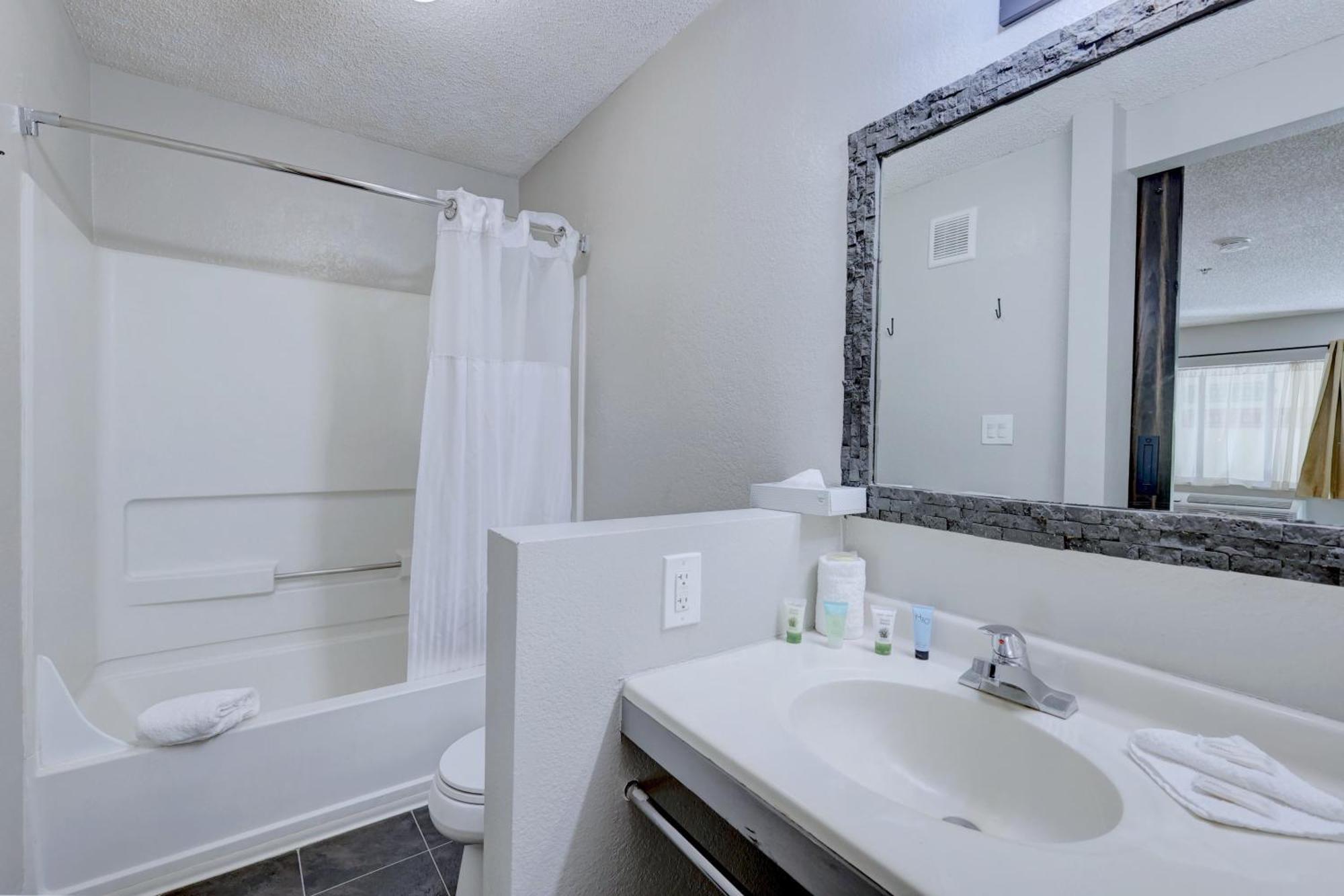 King Room with Pool View,1499326936:JPEG