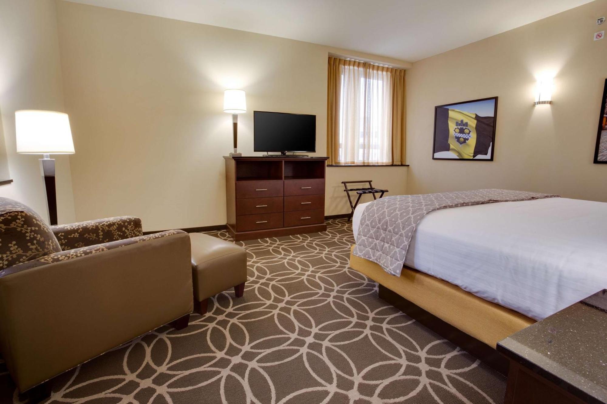 Deluxe King Suite with Sofa Bed,1501025692:JPEG