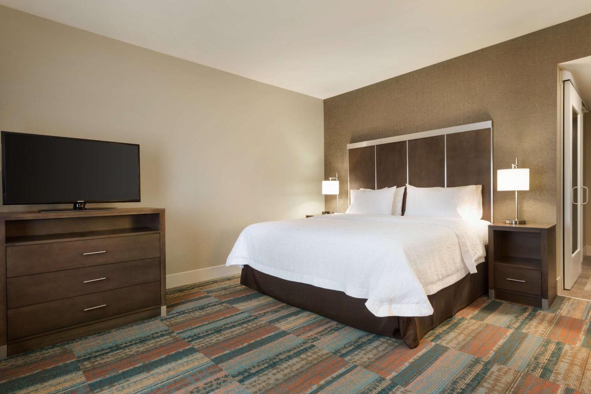 King Room with King Bed - Non-Smoking