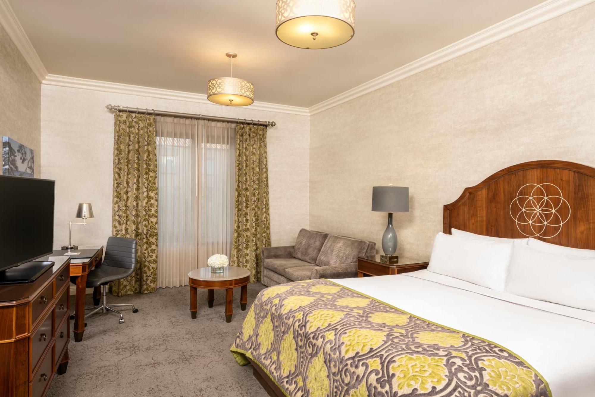 Deluxe King with Sofabed,1517908894:JPEG