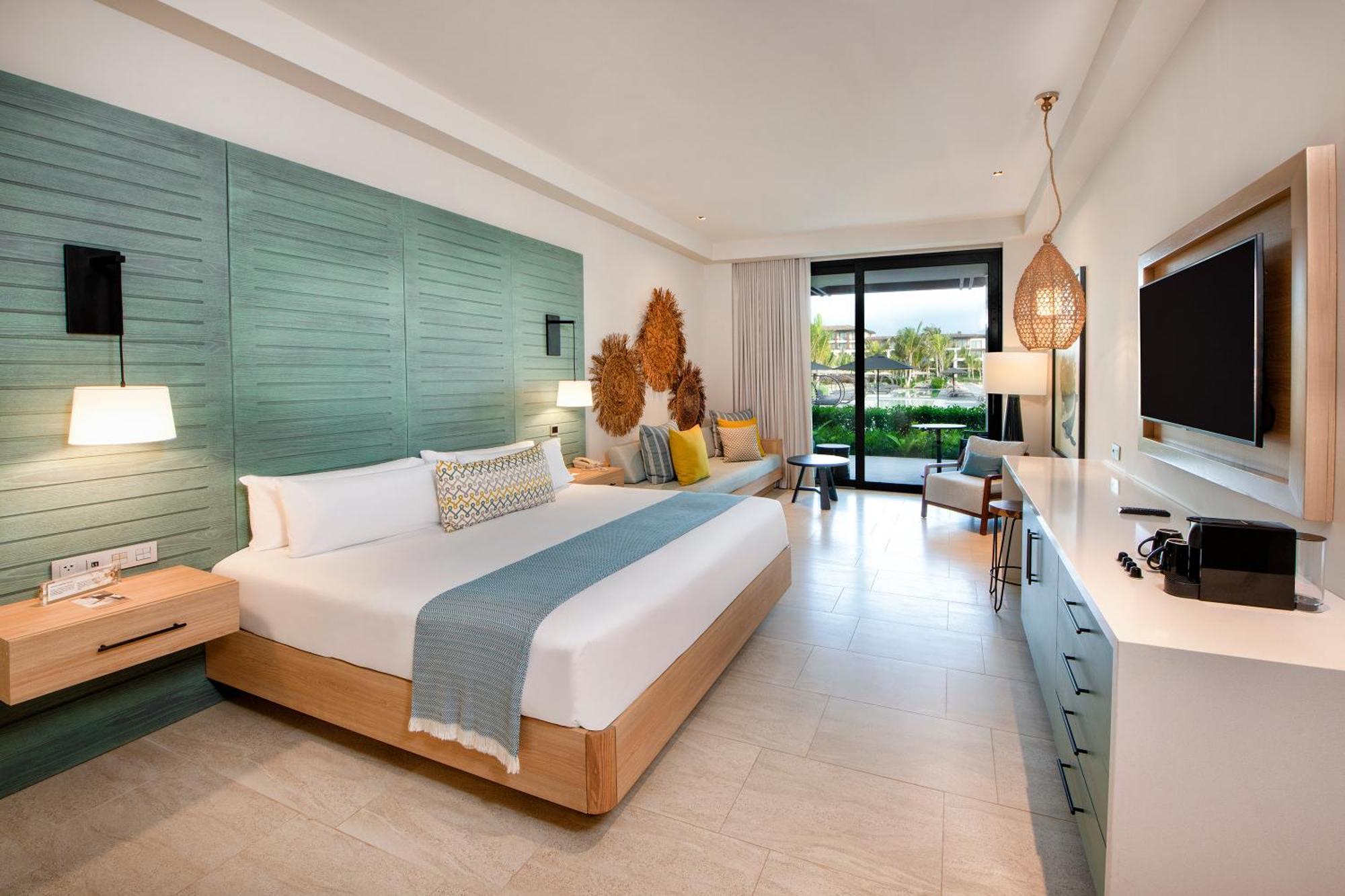 Resort King - Pool View Junior Suite