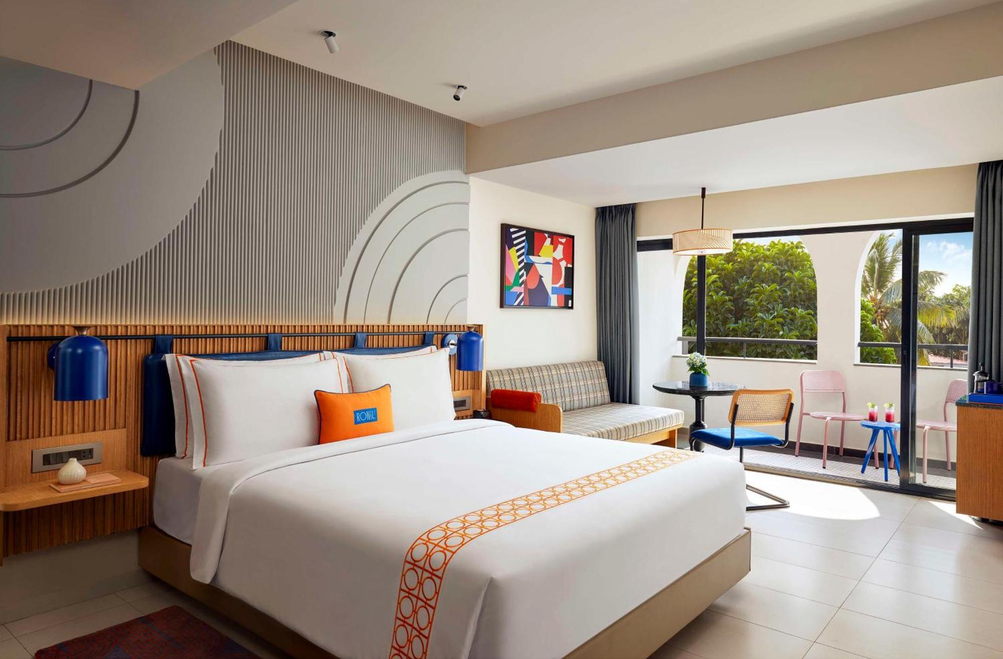 Deluxe King Room with balcony and pool view,1499618539:JPEG