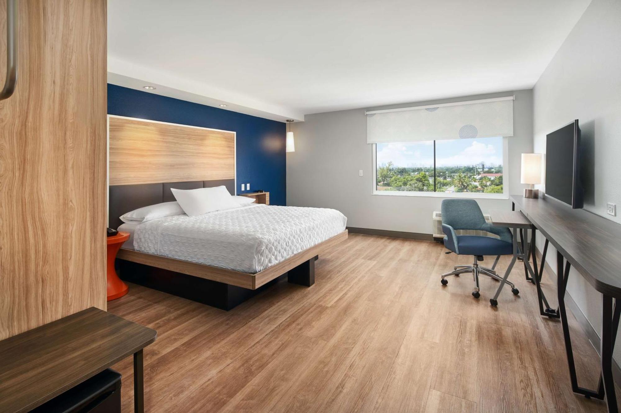King Room with Bath Tub - Mobility Access