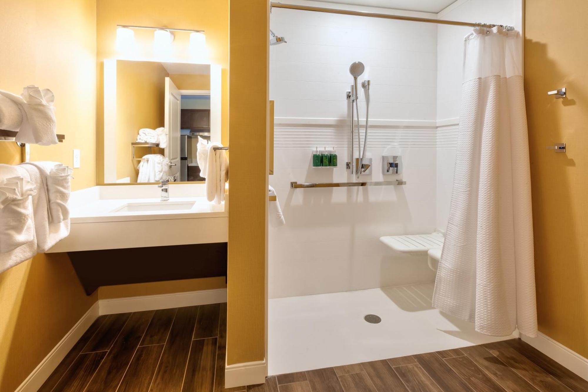 Studio with Two Queen Beds - Hearing Accessible
