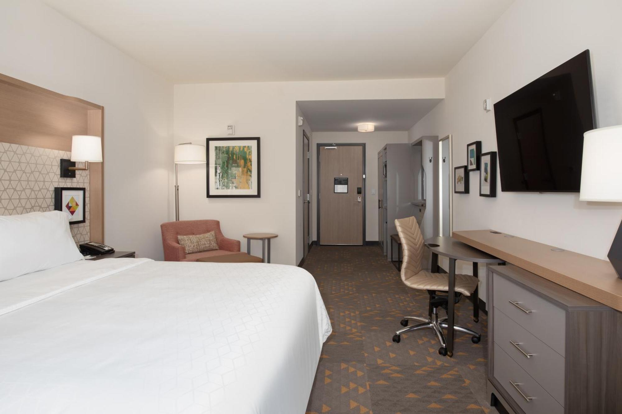 Standard King Room with Mobility Accessible Tub