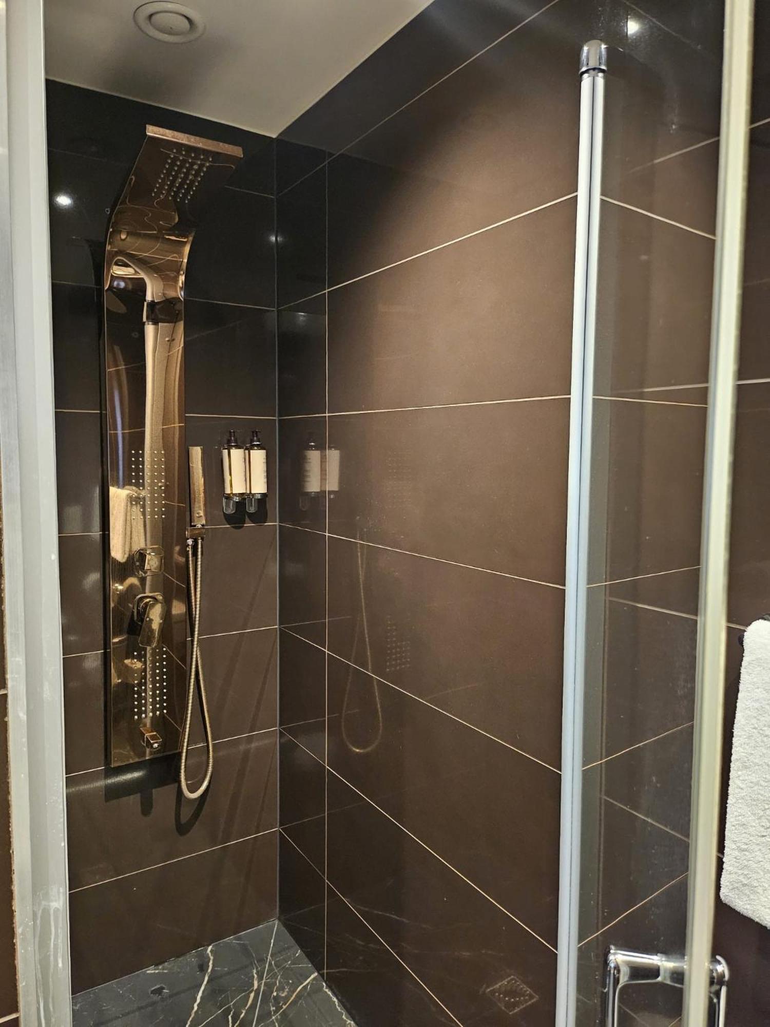 Executive Suite with One Double Bed,1500058357:JPEG