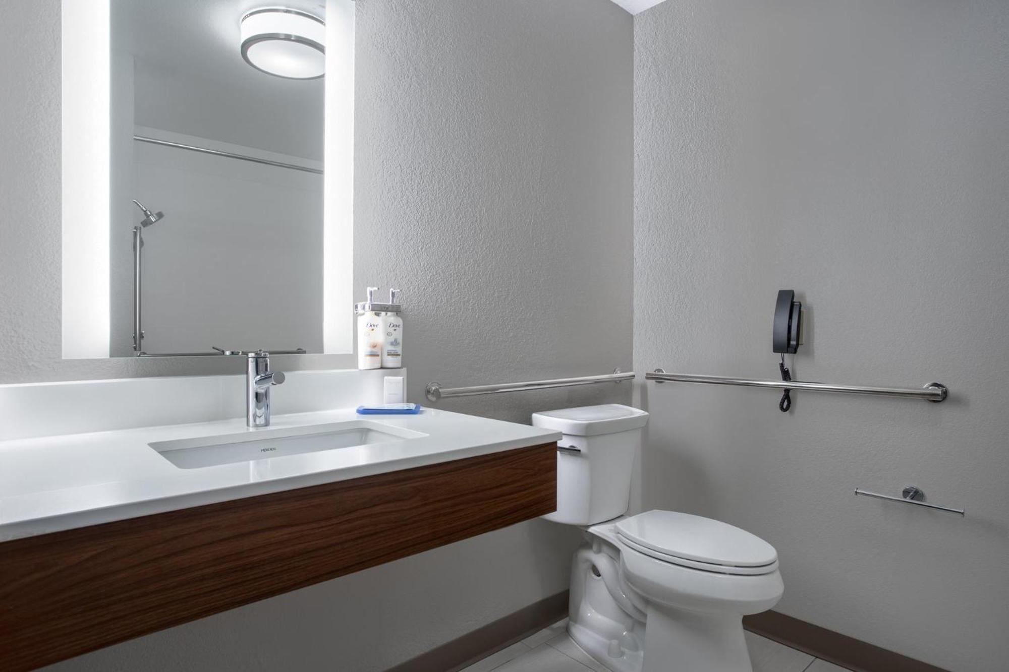 King Room - Hearing Accessible - Non-Smoking
