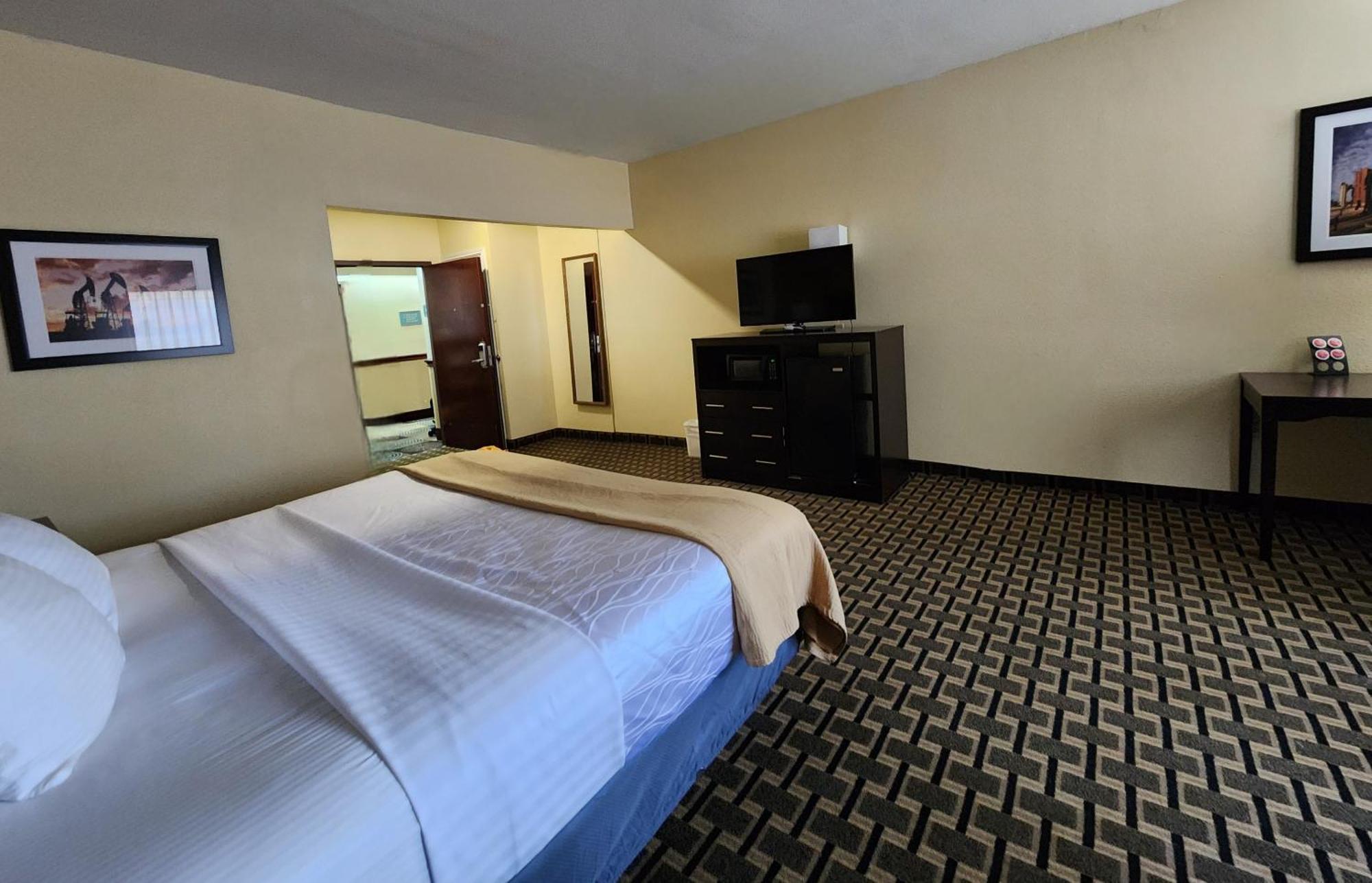 King Suite with Mobility Access and Bathtub with Grab Bars, Non-Smoking