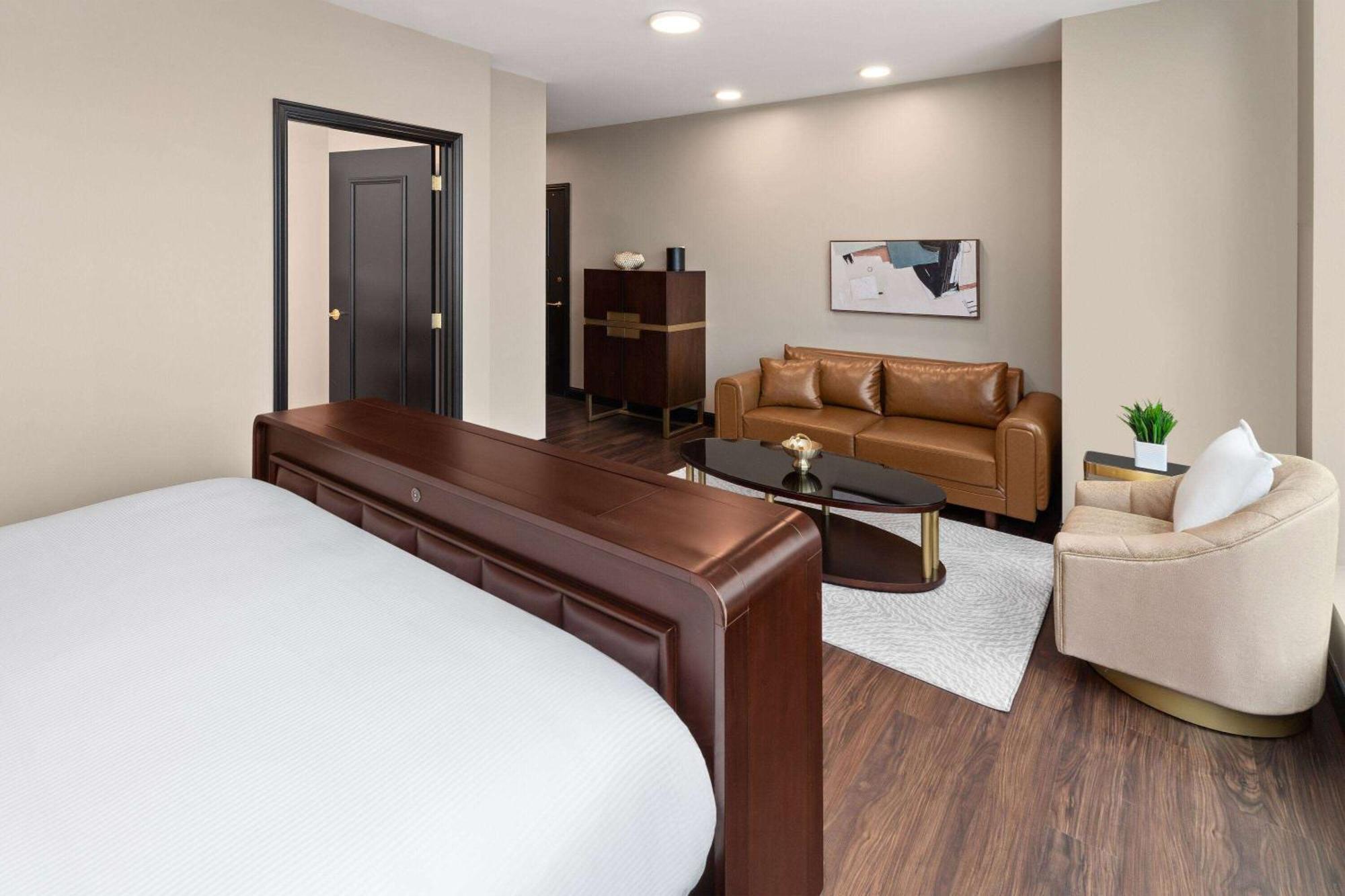 Signature Suite with One California King Bed, Non-Smoking