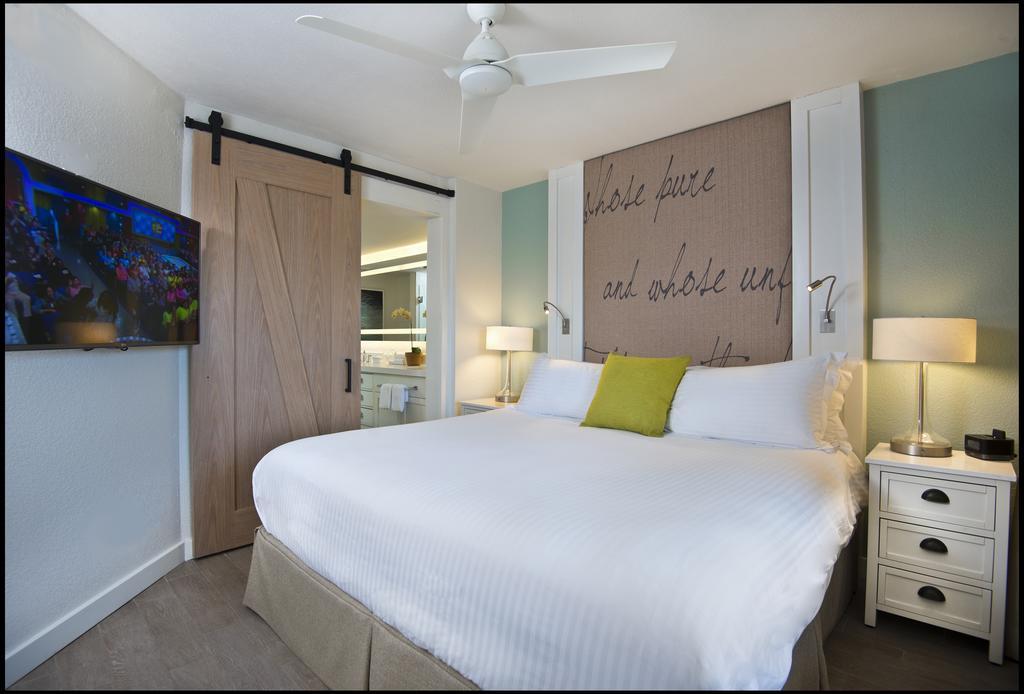 Deluxe Queen Suite