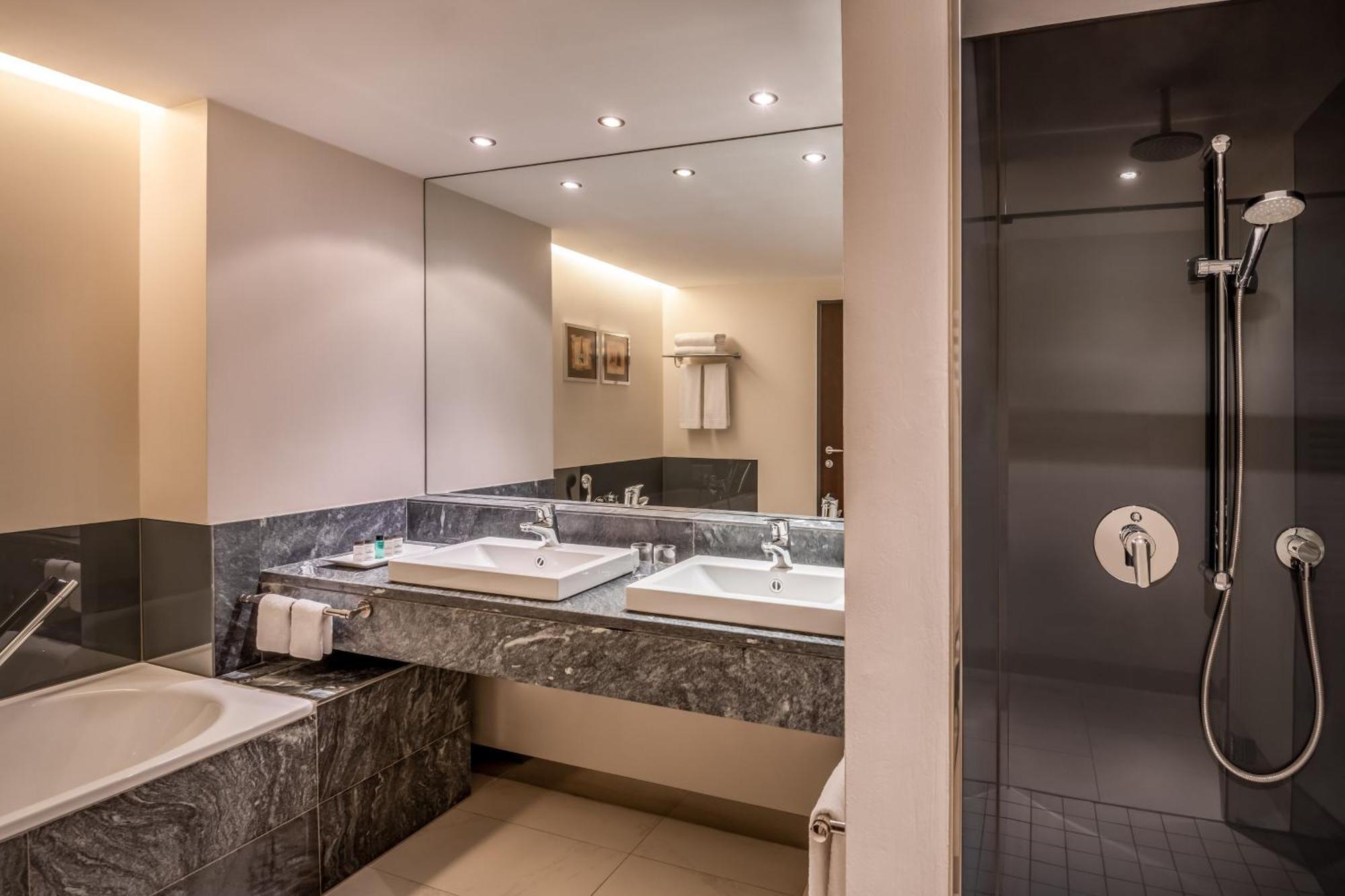 Sky Suite with garden view & Lounge Access