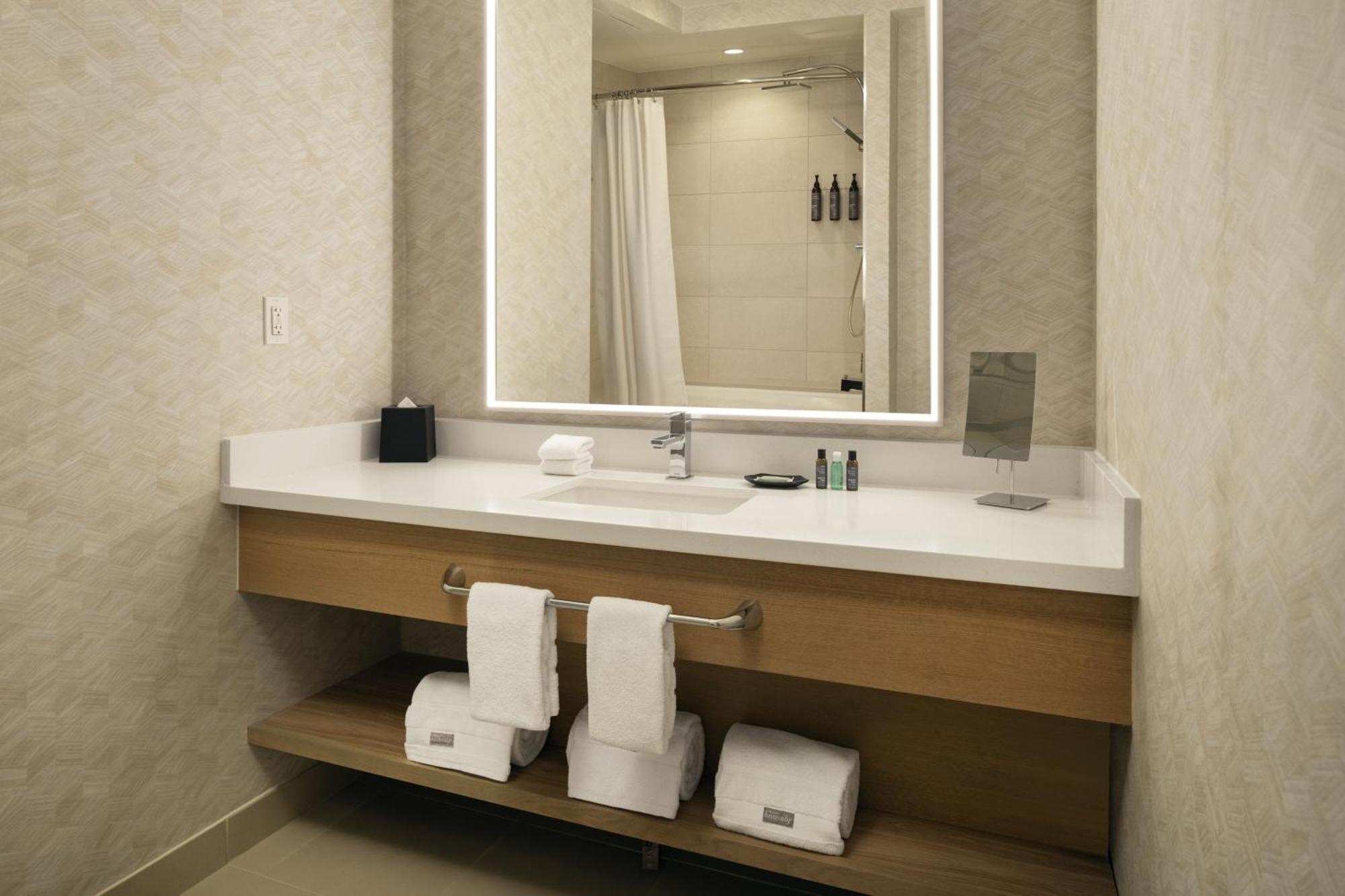 Standard Queen Room with Two Queen Beds,1527087178:JPEG