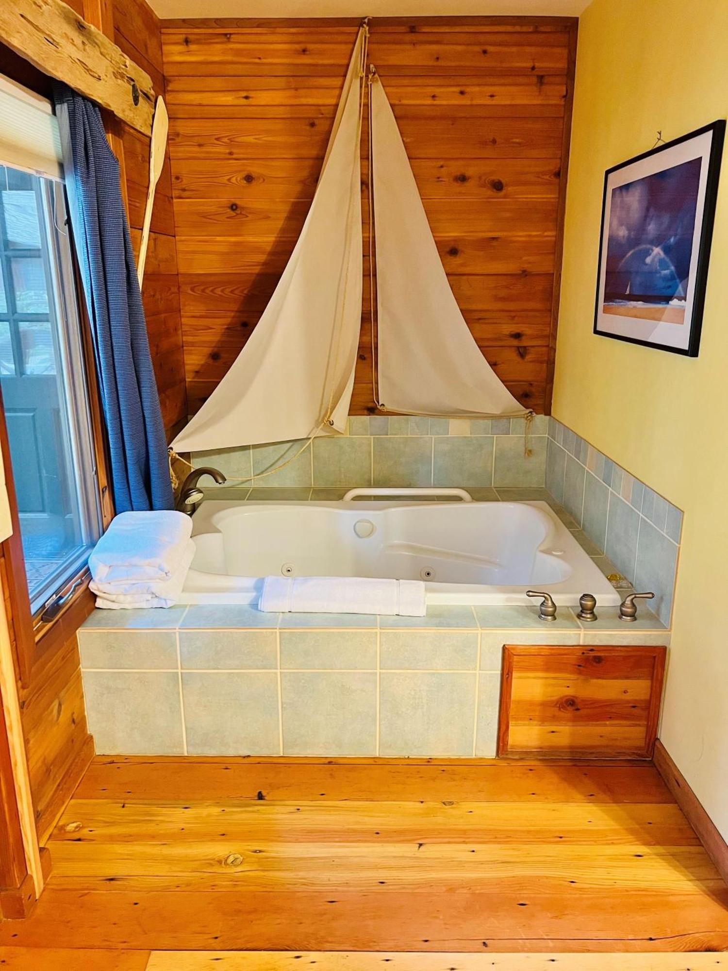 King Room with Roll-In Shower - Disability Access - Sail Away