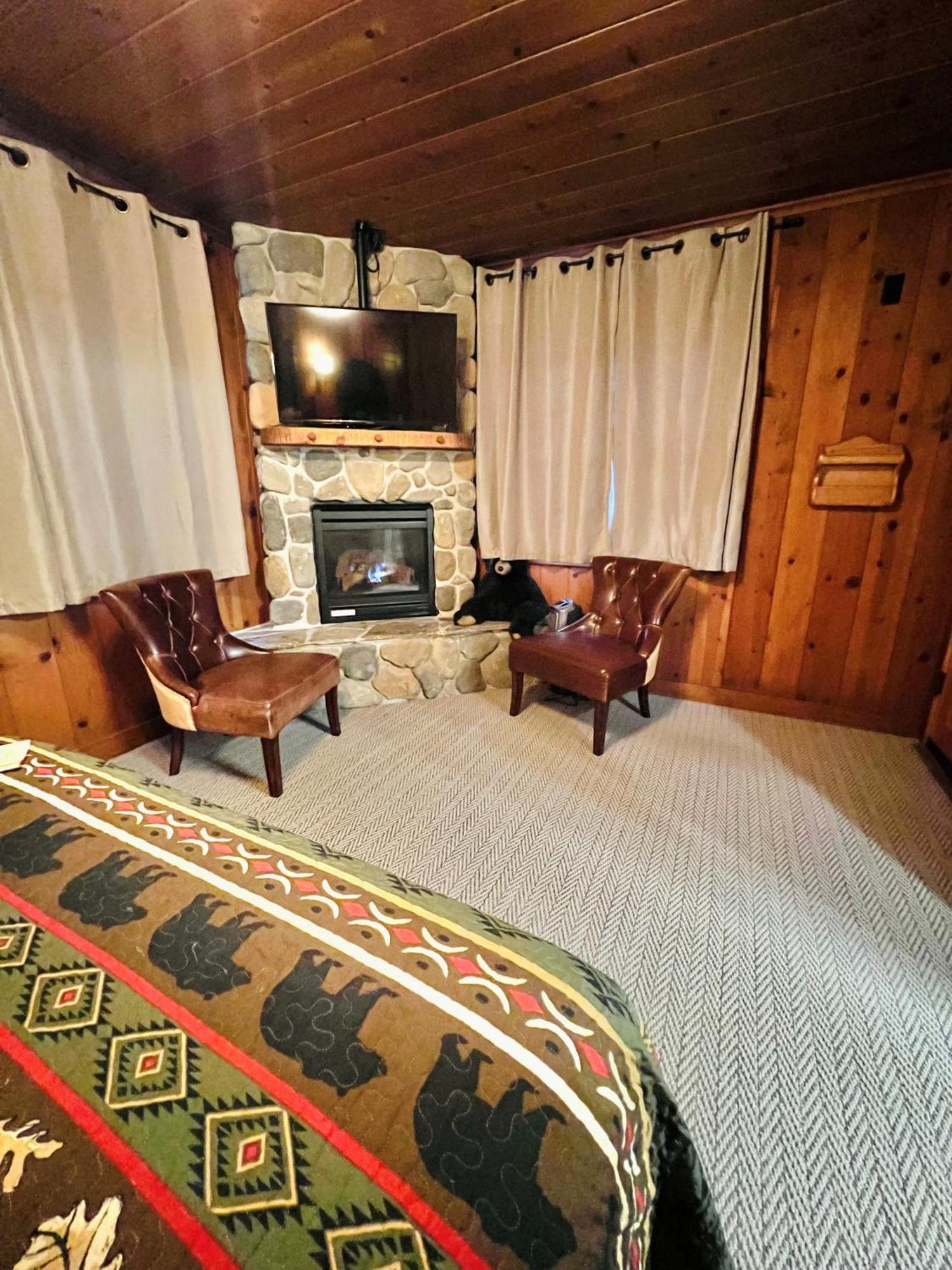 Queen Studio - Rustic Retreat