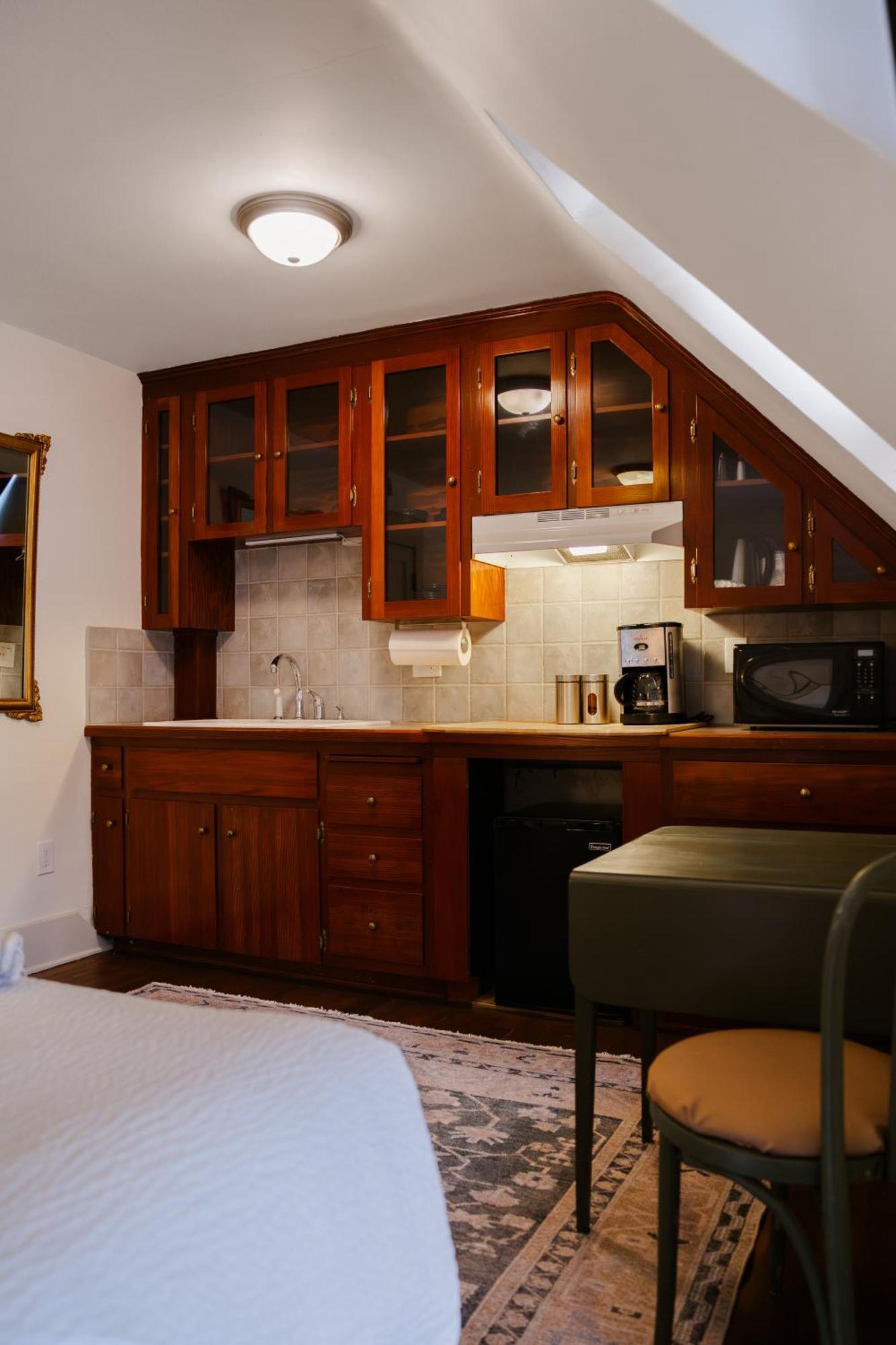 Business Queen Room