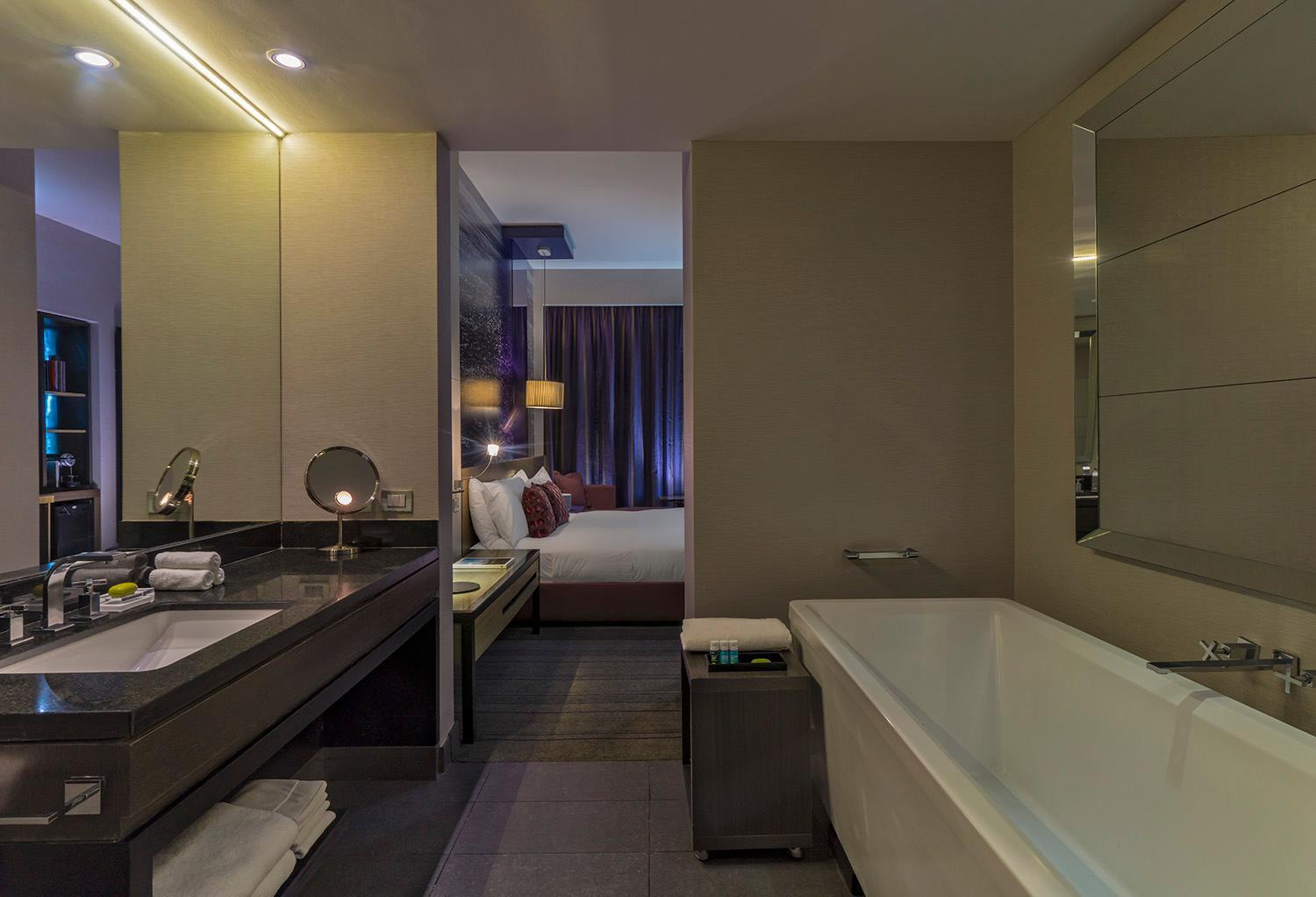 Spectacular King, Guest room, 1 King, City view, Balcony