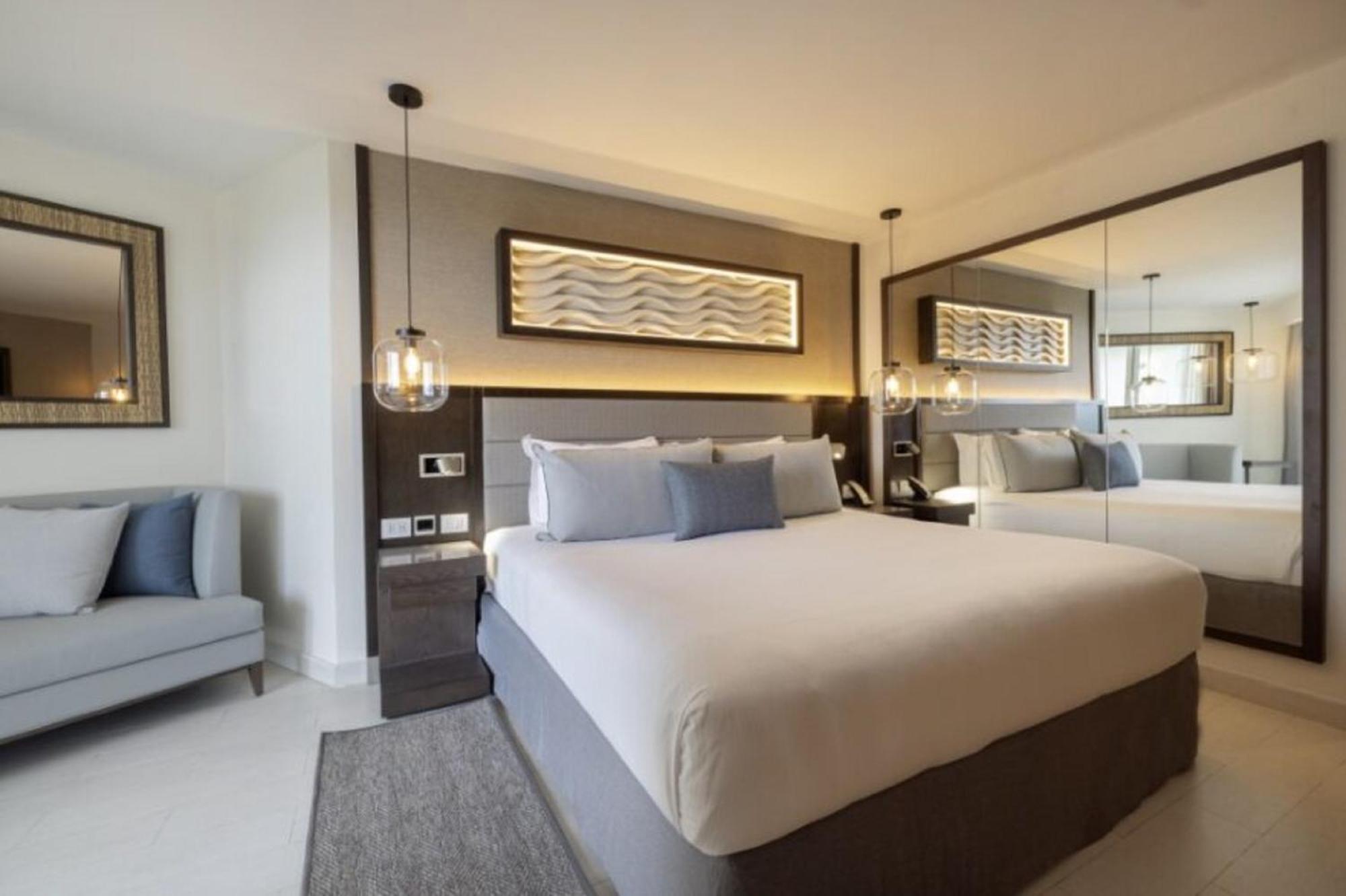 Luxury Room,1526080852:JPEG