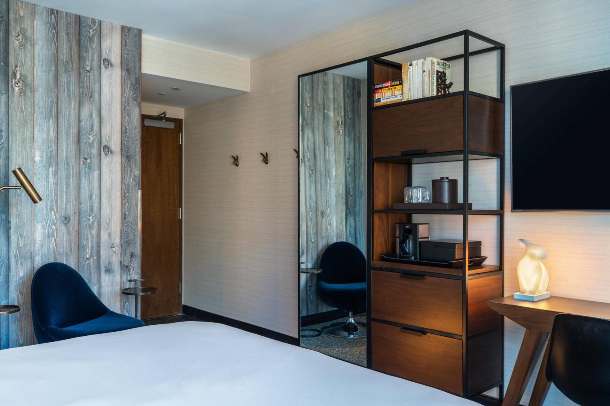 Guest Room, 1 King City View